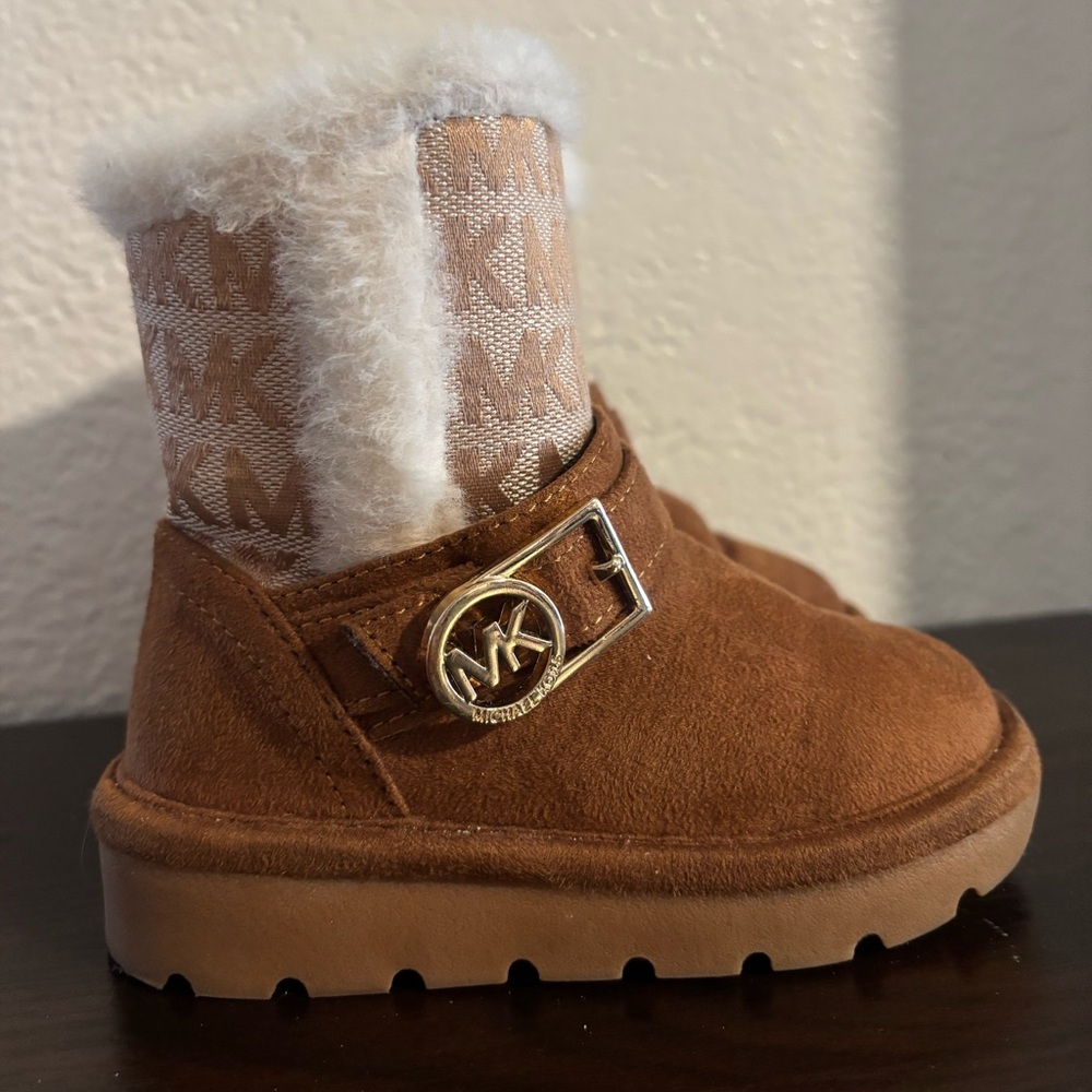 Michael Kors Tan Kids Boots with White Fur